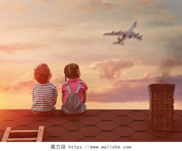 两个小孩在房子的屋顶上看着天空上的飞机六一儿童节61儿童节